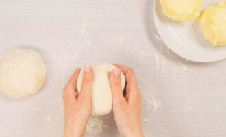 Bột nổi lên được chia thành ba phần. Mỗi miếng trên mặt bàn phủ bột mì được nhào kỹ một lần nữa với việc cho thêm bột mì vào để bột không dính vào lòng bàn tay.