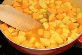 Bedek de pompoenpulp in een diepe pan met water en plaats op middelhoog vuur. Bedek de pompoenpulp in een diepe pan met water en plaats op middelhoog vuur.