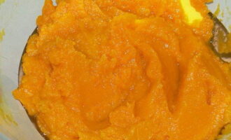 Zodra de pompoen zacht wordt, verwijder je de sinaasappelschillen uit het mengsel en pureer je het mengsel met een blender. Als de puree niet te vloeibaar is, kan deze met gekookt water op de gewenste consistentie worden gebracht. Zodra de pompoen zacht wordt, verwijder je de sinaasappelschillen uit het mengsel en pureer je het mengsel met een blender.Als de puree niet te vloeibaar is, kan deze met gekookt water op de gewenste consistentie worden gebracht.