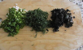 Barregeu totes les verdures preparades en una cassola, ruixeu-les amb sal i sucre granulat, deixeu-ho coure coberta amb una tapa a foc lent durant 12-15 minuts.Un minut abans d'acabar la cocció, poseu les herbes picades i els alls en un sofregit, afegiu-hi vinagre. Barregeu totes les verdures preparades en una cassola, ruixeu-les amb sal i sucre granulat, deixeu-ho coure coberta amb una tapa a foc lent durant 12-15 minuts. Un minut abans d'acabar la cocció, poseu les herbes picades i els alls en un sofregit, afegiu-hi vinagre.