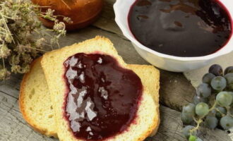 Dulceata de struguri, fierbinte, se toarna in borcane si se ruleaza. După răcirea completă, produsul se păstrează la frigider și este potrivit pentru utilizare pe tot parcursul anului. 