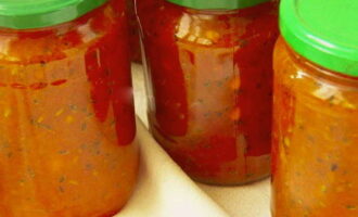 Apoi puneți masa rezultată în borcane uscate, sterilizate. Se fierb capacele pentru preparate. Închideți ermetic borcanele cu amestec de fructe de pădure cu capace. Depozitați piesa de prelucrat într-un loc răcoros.