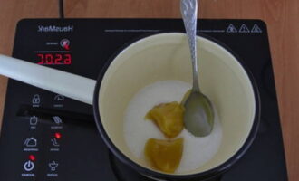 Intr-o cratita se pune mierea si se adauga zaharul ramas, se amesteca si se aduce amestecul la fiert. Apoi reduceți focul și continuați să gătiți timp de 7-10 minute.