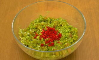 Adăugați roșiile, ardeiul iute, ceapa și usturoiul la avocado. Se toarnă zeama de lămâie și se adaugă sare după gust.
