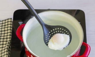 Kook het ei gedurende 2,5 minuten. Plaats het ei vervolgens op een servet om het water af te tappen.