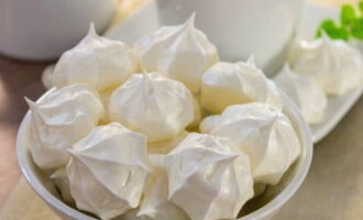 Magluto ng meringue sa oven sa 100 degrees para sa 1-1.5 na oras. Ang oras ng pagluluto ay depende sa laki ng meringue. Mas maliit sila. Ang mas mabilis na pagluluto nila, mas, ang oras ng pagluluto ay tataas nang naaayon. Ang meringue ay dapat matuyo ng mabuti, ngunit hindi masunog. Ihain ang meringue pagkatapos itong ganap na lumamig.