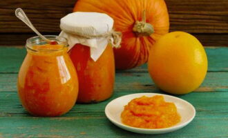 A continuació, tanqueu bé els pots de puré amb les tapes, refredeu-los i reserveu-los en un lloc fresc.