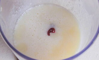 Aboqueu gelatina a la massa resultant i afegiu-hi unes gotes de colorant alimentari.