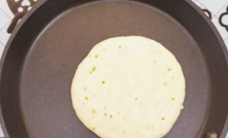 Leg het deeg in een goed verwarmde, droge koekenpan. Wanneer er belletjes op het oppervlak verschijnen, kun je de pannenkoek omdraaien.
