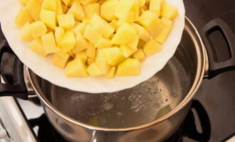 Häll vatten i pannan, koka upp, tillsätt salt och potatis, koka i 5 minuter.