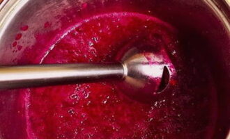 Se macină lingonberries fierte într-un blender.