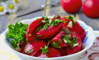 Lăsați roșiile acoperite la frigider 2-3 ore. Serviți aperitivul rece.