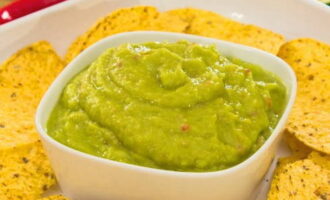 Pentru a obține o consistență mai uniformă, pasați guacamole în piure într-un blender. Serviți sosul cu porumb sau chipsuri de cartofi.