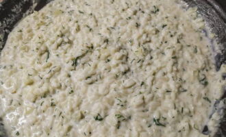 Tiếp theo, thêm phô mai mozzarella bào, bơ và các loại thảo mộc.Đun nhỏ lửa cho đến khi phô mai tan chảy.