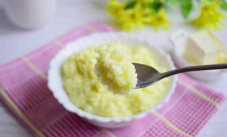 Sau tiếng bíp, mở nắp nồi đa năng và phục vụ cháo.