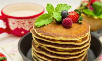 Bananenpannenkoekjes kunnen direct na het koken worden geserveerd met eventuele zoete siropen naar smaak.