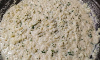 Afegiu-hi la mozzarella ratllada finament, les herbes picades i una mica de mantega per donar gust i continueu la cocció uns minuts més fins que el formatge es fongui.