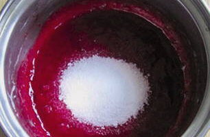 Hugasan ang mga lingonberry, gilingin ang mga ito sa katas, ihalo sa natitirang asukal at almirol. Dalhin ang lingonberry puree upang lumapot sa mahinang apoy, pagkatapos ay palamig.
