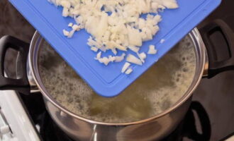 Tillsätt sedan lök och morötter och fortsätt koka i ytterligare 5-7 minuter.