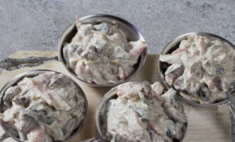 Julienne se prepară în forme speciale. Așezați piesa de prelucrat în ele și introduceți la cuptor, preîncălzit la 200 de grade, timp de 5 minute.