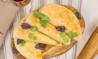Những chiếc bánh Ossetian được chế biến theo công thức cổ điển được phết bơ và phục vụ tại bàn. Chúc ngon miệng!