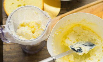 Gamit ang mixer, talunin ang condensed milk at butter. Para sa mas maginhawang trabaho, gumamit ng pastry bag.