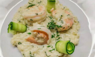 Afegiu-hi gambes bullides o fregides. Torneu a barrejar bé i serviu, guarnit amb herbes, cogombre fresc o carbassó. Bona gana! 