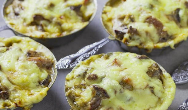 Julienne cu pui si ciuperci cu smantana la cuptor
