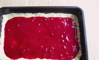 Ilagay ang lingonberry filling sa shortcrust pastry base.