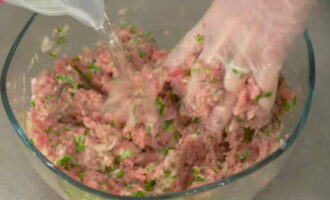 Häll 200 milliliter vatten i skålen med köttfärsen och blanda väl. Häll 200 milliliter vatten i skålen med köttfärsen och blanda väl.