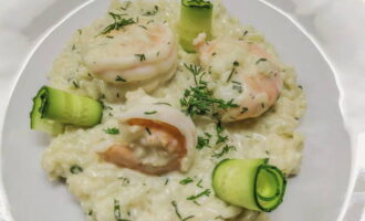 Cuối cùng, thêm tôm vào, đảo đều và để cơm risotto trên bếp thêm 3 phút nữa. Sau đó nó có thể được phục vụ.