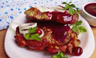 Fierbeți sosul la foc mic timp de 20 de minute, amestecând din când în când. Sosul de lingonberry se dovedește gros și aromat, păstrați-l la frigider.