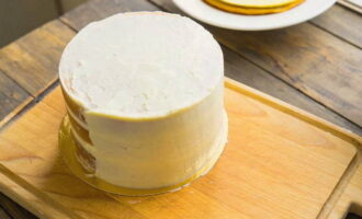 Pahiran din ng cream ang mga gilid at tuktok ng cake.