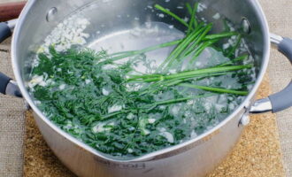 Se toarnă 2,5 litri de apă purificată într-o cratiță sau o cratiță de dimensiune potrivită și se adaugă acolo mărar, căței de usturoi tocați și sare - se aduce la fierbere.