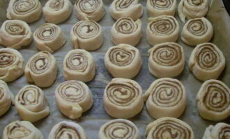 Se aseaza semifabricatele pe o tava de copt si se da la cuptor, preincalzit la 200 de grade, timp de 10 minute.