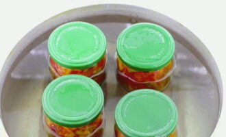 Se pune salata in borcane sterilizate si se acopera cu capace. Sterilizați piesele de prelucrat în apă clocotită timp de 15-20 de minute.