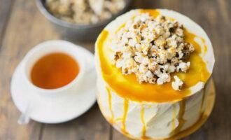 Palamutihan ang cake ayon sa gusto mo ng mga prutas, mani, puffed corn, tsokolate o karamelo.