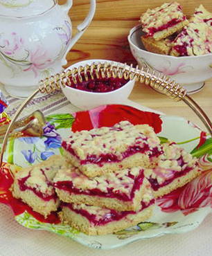 Pie na may lingonberries sa oven