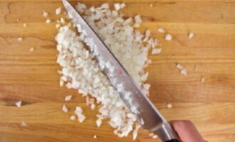 Hoe klassieke risotto met champignons koken? Snij de ui en knoflook zeer fijn. 