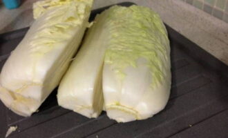 Hur gör man kimchi-mellanmål hemma? Ta bort skadade eller skadade löv från kålhuvuden och skär varje huvud på längden och vid basen. 