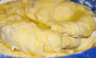Com cuinar pastissos de col al forn? Anem a preparar la massa. Per fer-ho, escalfeu la llet i afegiu-hi 17 grams de llevat sec (2 sobres), sal, sucre granulat i un ou, bateu-ho bé amb una batedora fins que aparegui escuma. A continuació, afegiu gradualment la farina tamisada i oxigenada, i després la mantega fosa i l'oli vegetal. Amb les mans, comenceu a amassar suaument la massa fins que tots els ingredients estiguin homogenis. 