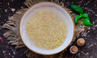 Làm thế nào để nấu lúa mạch trân châu trong nồi nấu chậm mà không cần ngâm? Chúng tôi rửa ngũ cốc nhiều lần trong nước mát.