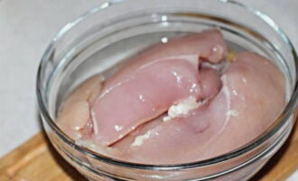 วิธีการปรุงเคบับไก่ฉ่ำในเตาอบบนไม้เสียบ? เราล้างเนื้อไก่ใต้น้ำแล้วเช็ดให้แห้งด้วยกระดาษชำระ