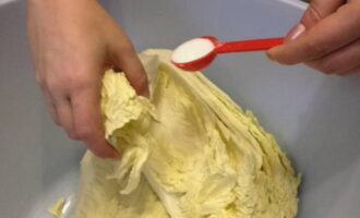 Vi tvättar kålbladen, separerar dem försiktigt och strö sedan varje blad med salt, särskilt vid basen. Lägg kålen i en djup skål och låt stå i fyra timmar, vänd då och då för att säkerställa jämn saltning. 