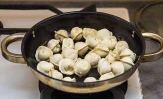 Leg de dumplings in één laag, zodat er wat vrije ruimte tussen zit. Roer ze onmiddellijk totdat ze aan alle kanten bedekt zijn met plantaardige olie.