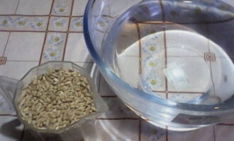 Hoe kruimelige parelgortpap in water koken zonder te weken? Laten we de benodigde hoeveelheid van alle ingrediënten afmeten. We wassen het graan in warm water, maar laten het niet weken. Indien nodig regelen wij het.