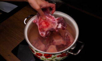 Hur gör man klassisk Pho Bo-soppa? Låt oss börja med att koka buljongen. Vi tvättar fröna noggrant och tillsätter vatten, koka upp över maximal värme och utan att minska lågan, koka i 5-7 minuter. Sedan dränerar vi den första buljongen, sköljer benen igen och fyller dem med rent kallt vatten - det är med det andra vattnet som Pho Bo kokas. 