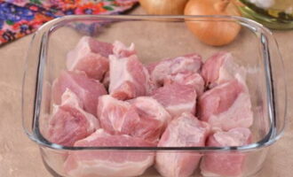 Com cuinar un kebab sucós al forn? Esbandiu bé la carn de porc sota aigua corrent, assequeu-la amb tovalloles de paper i talleu-la a trossos bastant grans (al mateix temps traieu pel·lícules blanques i venes). 