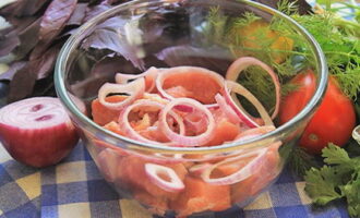 Hoe maak je sappige varkenskebab in de oven? Spoel het vlees grondig af onder stromend water, droog het en snijd het in middelgrote stukken - doe het in een diep bord van geschikte grootte. In dezelfde container sturen we uien, in ringen gesneden, ongeveer 0,5-0,7 millimeter dik.