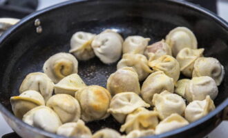 Bak het halffabrikaat enkele minuten aan elke kant op middelhoog vuur en draai het regelmatig zodat de dumplings een knapperig korstje krijgen.